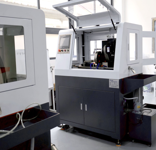 Round bar finished automatic cutting machine