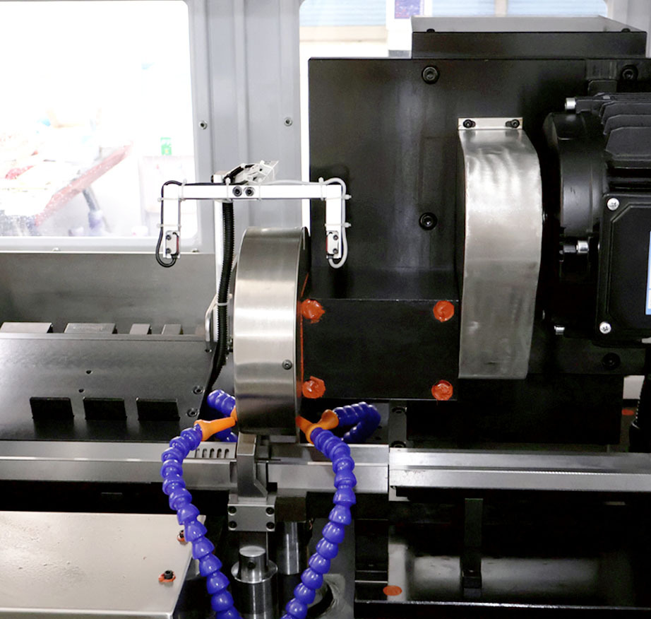 Round bar finished automatic cutting machine