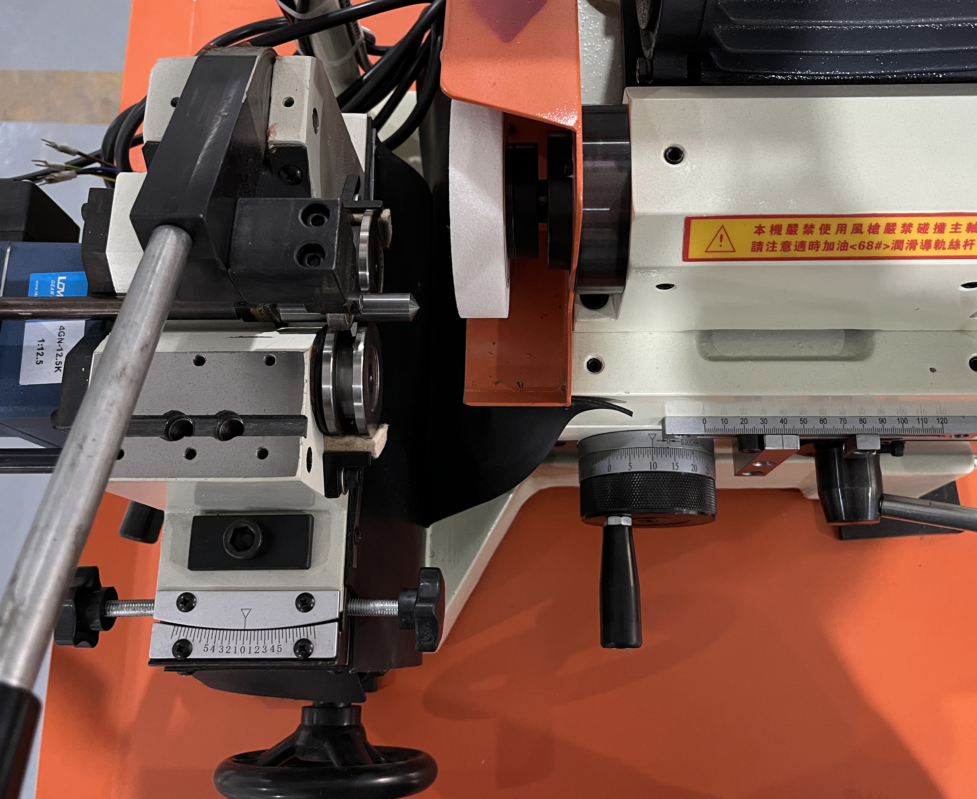 Pressure wheel type automatic outer diameter punch grinder