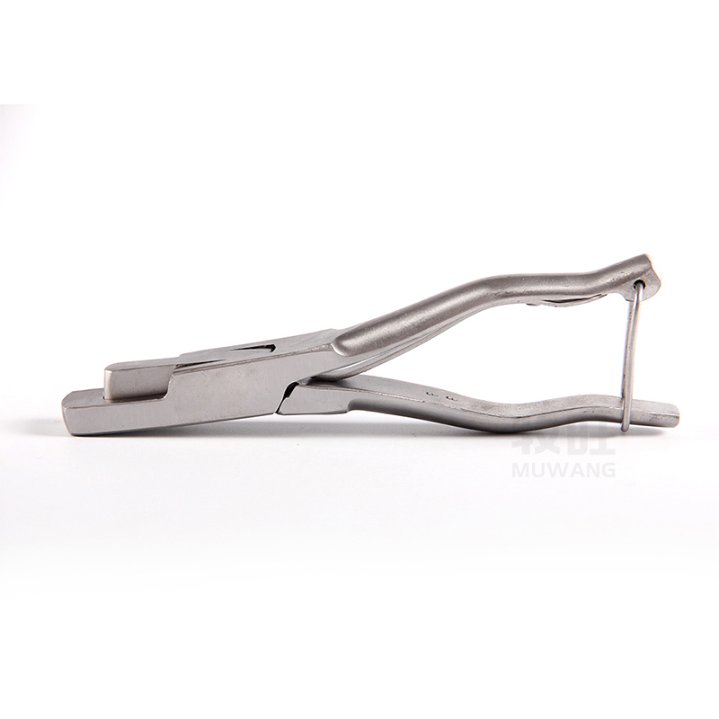 Veterinary ear notcher