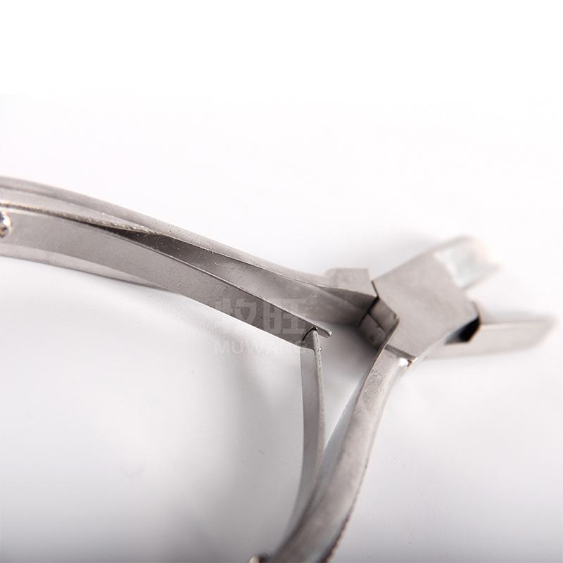Pig teeth cutting plier