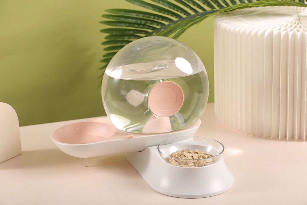 Pet Life 'Auto-Myst' Snail Shaped 2-in-1 Automated Gravity Pet Filtered Water Dispenser and Food Bowl