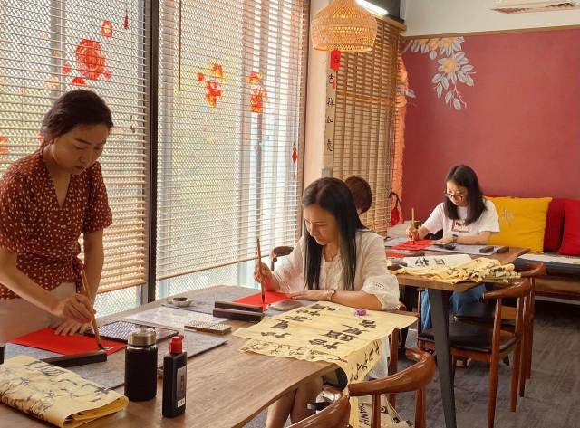Adult Brush Calligraphy Class                成人毛笔书法 (篆隶筑基)