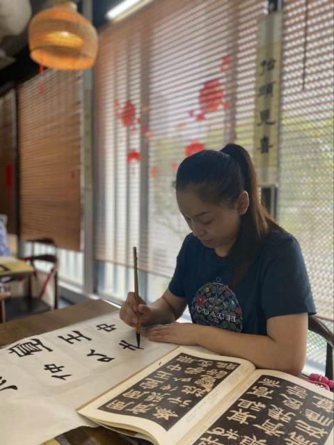 Adult Brush Calligraphy Class                成人毛笔书法 (篆隶筑基)