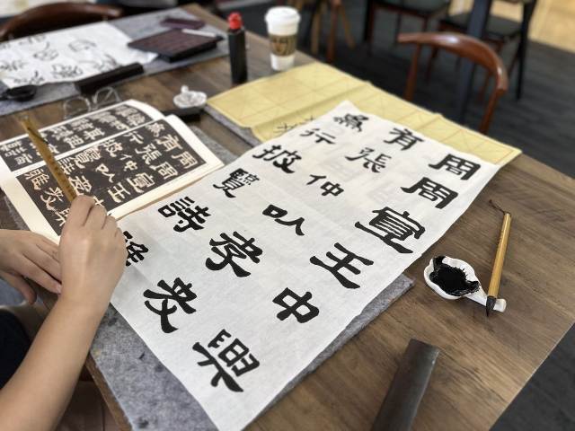 Adult Brush Calligraphy                成人毛笔书法 (篆书隶书)