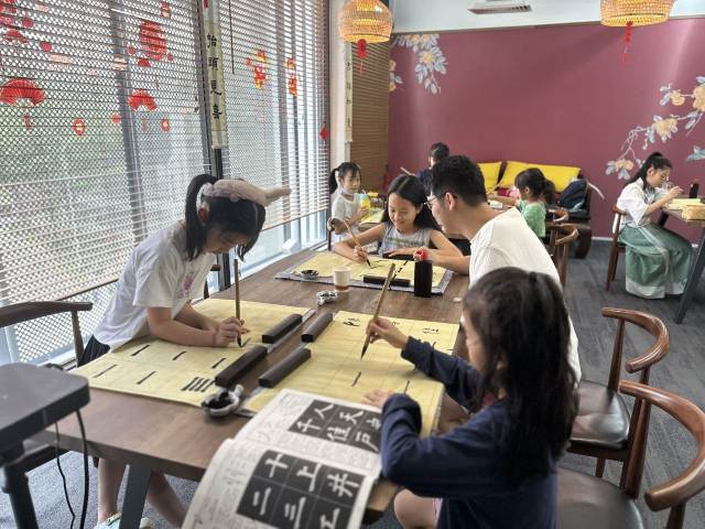 Children Brush Calligraphy                                                           儿童毛笔书法