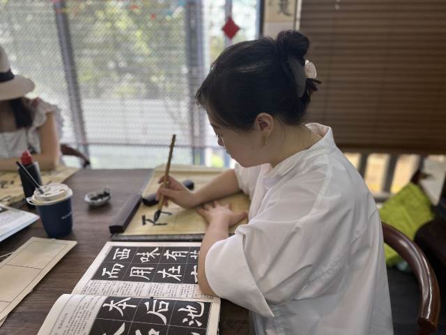 Adult Brush Calligraphy                      成人毛笔书法 (欧体楷书)