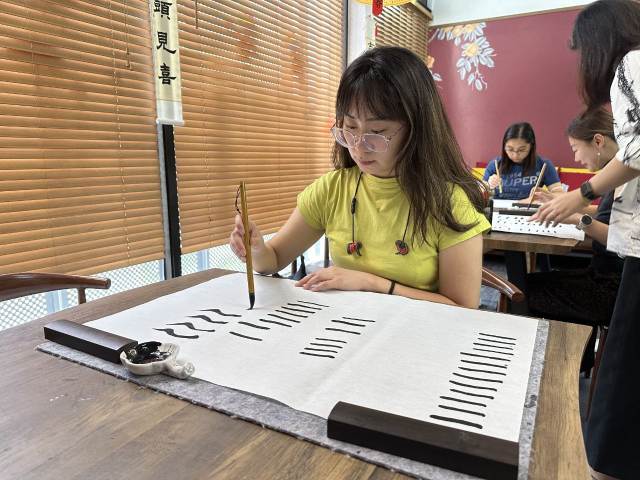 Adult Brush Calligraphy               成人毛笔书法 (瑜伽和书法)