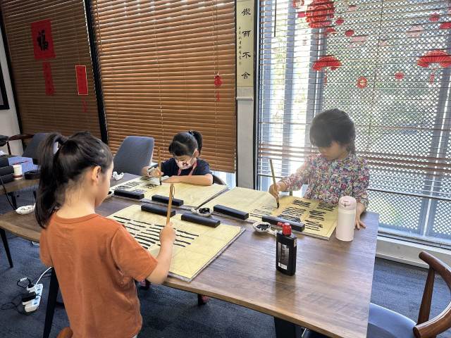 Children Brush Calligraphy                                                           儿童毛笔书法