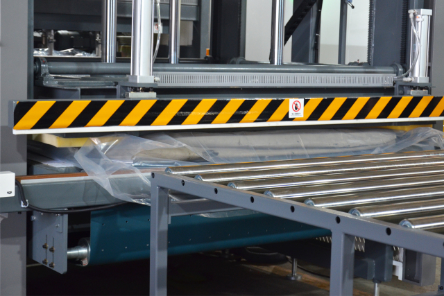 Automatic Mattress compressing and roll packaging machine