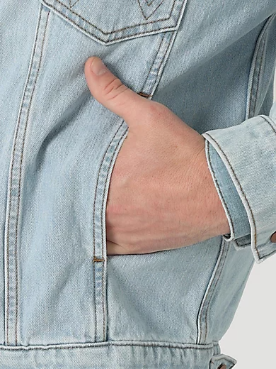 Custom men's denim jacket with clear lines, simple and fashionable, daily trend, light blue,Shuliqi Apparel - Men's Clothing Wholesale Manufacturer,Custom men's denim jacket with clear lines, simple and fashionable, daily trend, light blue