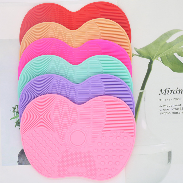 Makeup brush cleaning pad