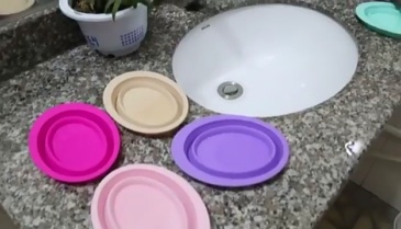 Folding makeup brush wash pad