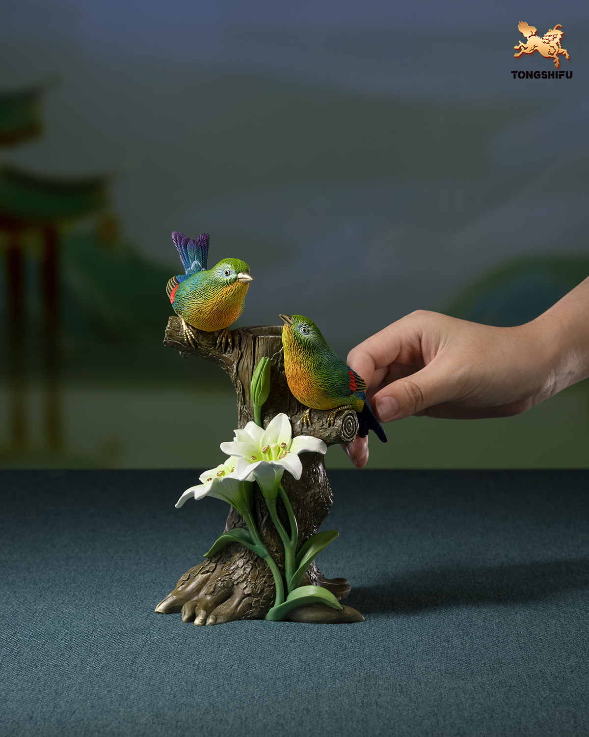 THE VASE WITH BIRDS DECORATION