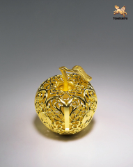 THE GOLD PLATED APPLE TABLE DECORATION