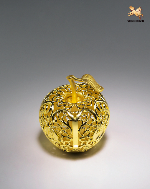 THE GOLD PLATED APPLE TABLE DECORATION