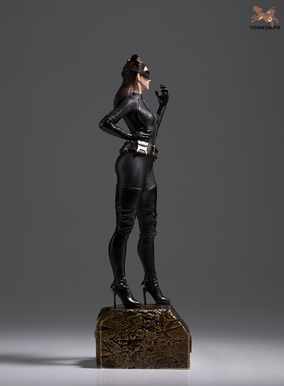 CATWOMAN (HATHAWAY VERSION)