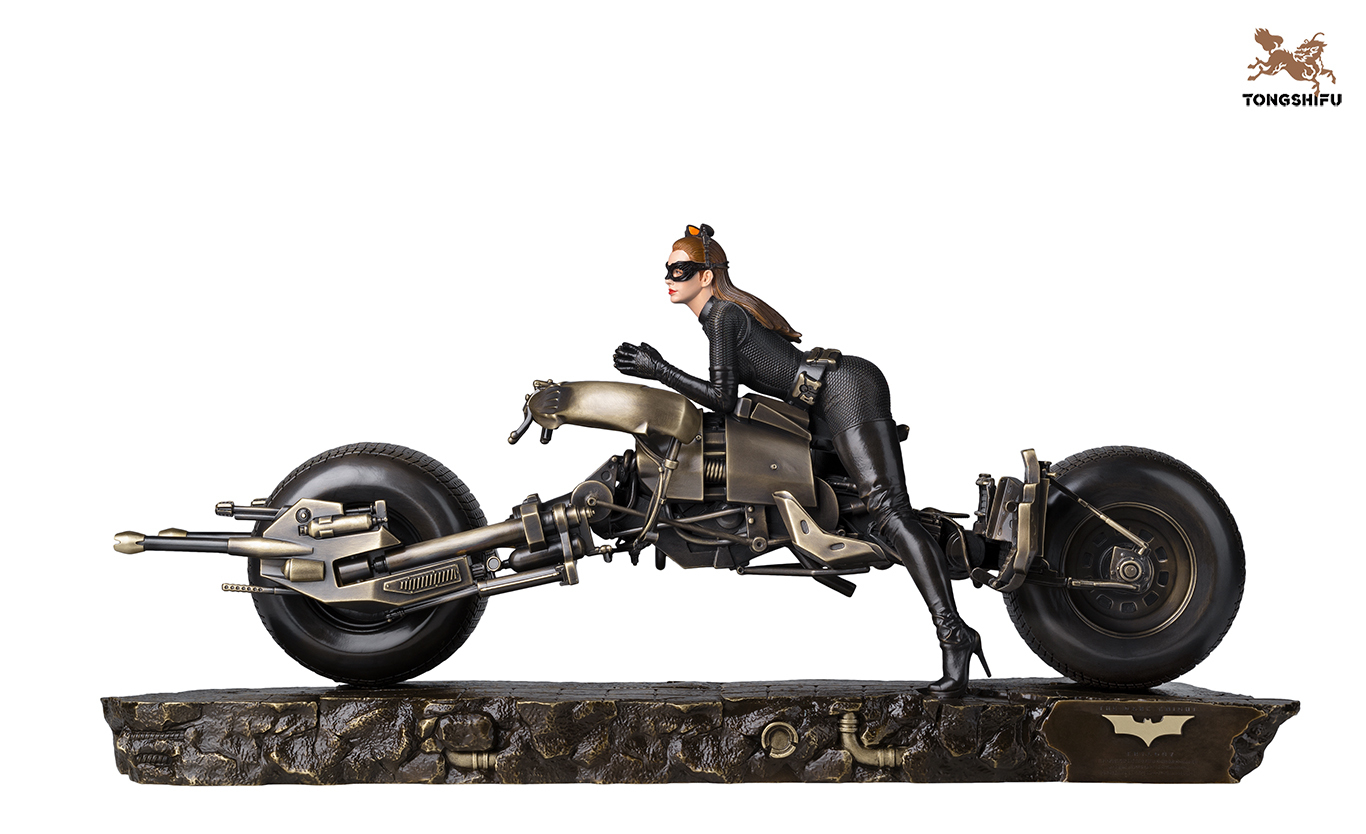 BIKER CATWOMAN (HATHAWAY VERSION)