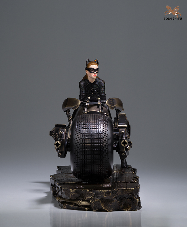 BIKER CATWOMAN (HATHAWAY VERSION)