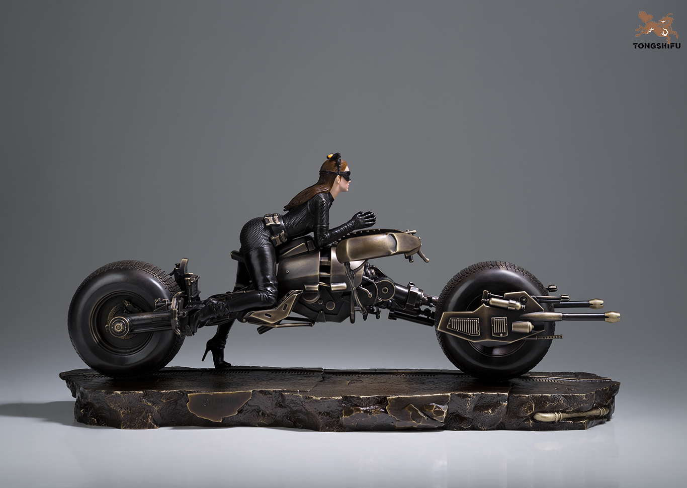 BIKER CATWOMAN (HATHAWAY VERSION)