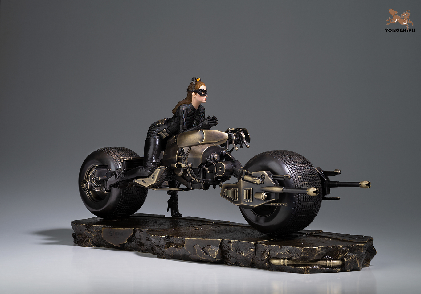 BIKER CATWOMAN (HATHAWAY VERSION)