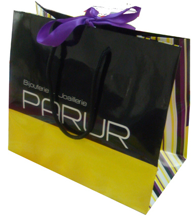 Garment-Paper-Gift-Bag-with-Handle