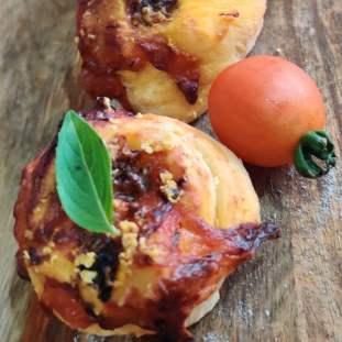 Ham-Mushroom Pizza Rolls