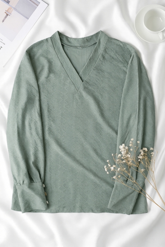T001 : เสื้อแฟชั่นแขนยาวสีเขียวคอวี Green long-sleeve V-neck fashion shirt (Ships within 24 hours)