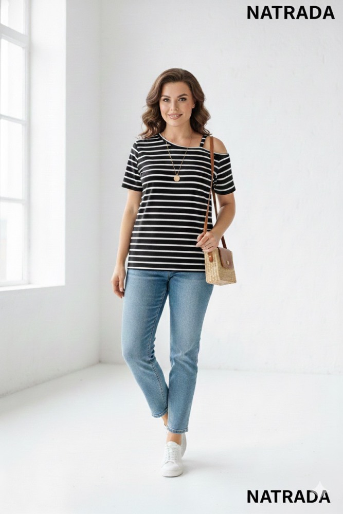 T-P021 : เสื้อแฟชั่นสายเดี่ยวปาดไหล่ สีดำ ลายทาง Black striped off-shoulder camisole top