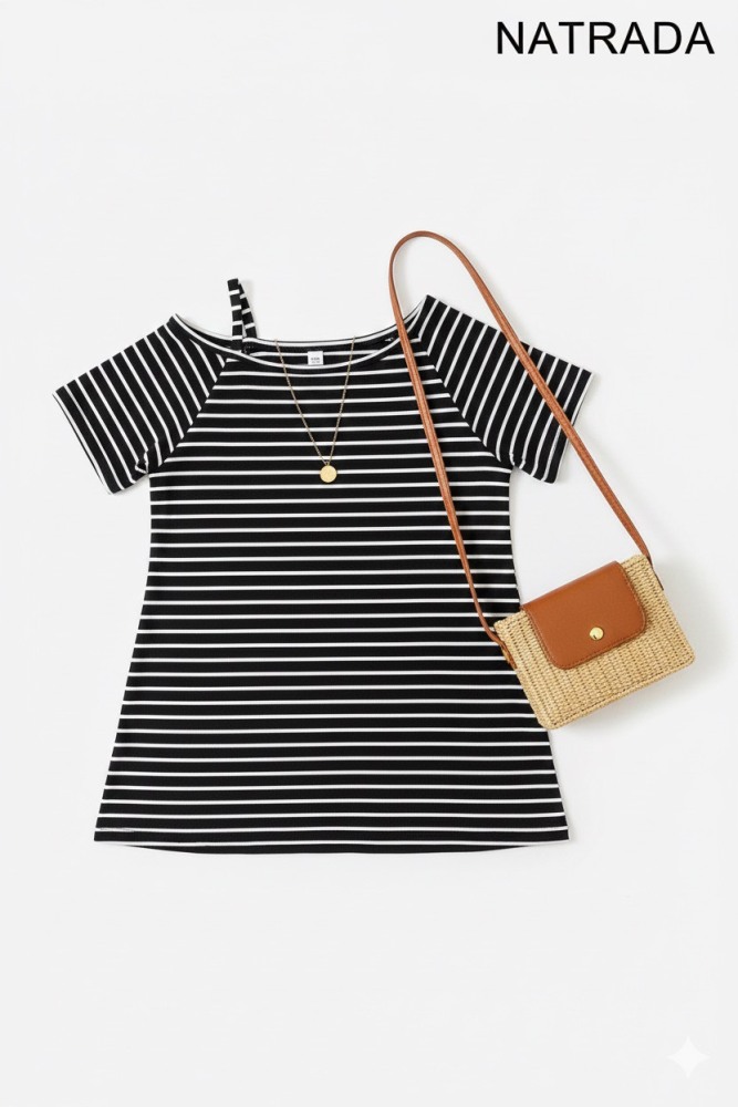 T-P021 : เสื้อแฟชั่นสายเดี่ยวปาดไหล่ สีดำ ลายทาง Black striped off-shoulder camisole top