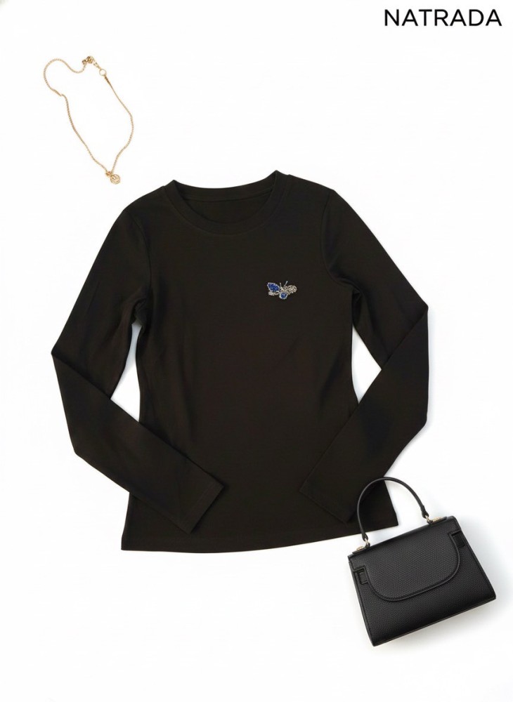 C015 :ครอปแขนสั้น สีดำ งานปักเพชร (พร้อมส่งภายใน 24 ชม.)  Black short-sleeve crop top with rhinestone embroidery (ready to ship within 24 hours)