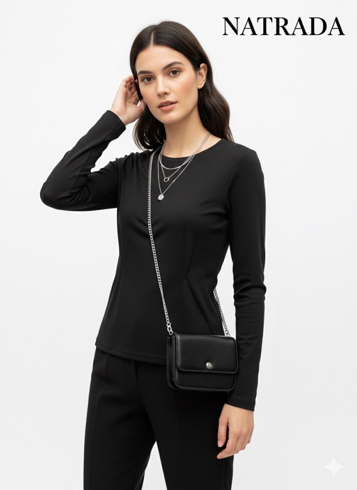 C006 :ครอปแขนยาวสีดำ คอกลม ผ้าคอตตอนนุ่ม (พร้อมส่งภายใน 24 ชม.) Black long-sleeve crop top with a round neck, made of soft cotton (ready to ship within 24 hours)