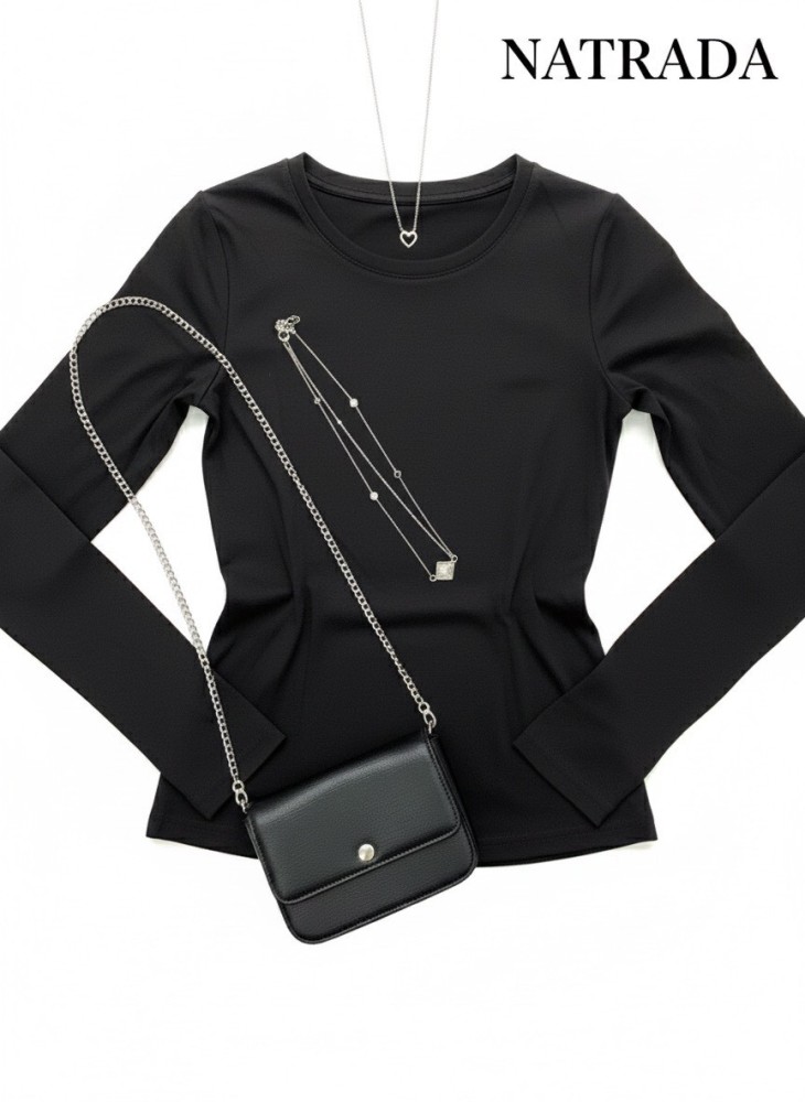 C006 :ครอปแขนยาวสีดำ คอกลม ผ้าคอตตอนนุ่ม (พร้อมส่งภายใน 24 ชม.) Black long-sleeve crop top with a round neck, made of soft cotton (ready to ship within 24 hours)