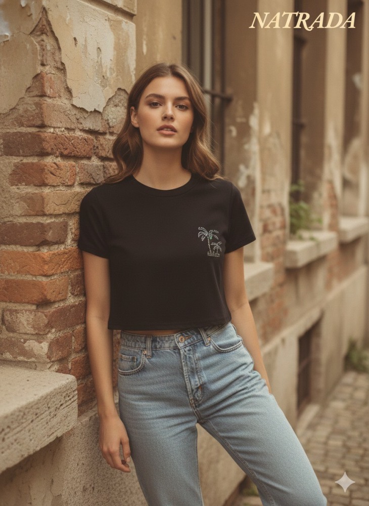 C017 :ครอปแขนสั้น ลายปักเพชร (พร้อมส่งภายใน 24 ชม.)  Short-sleeve crop top with rhinestone embroidery (Ready to ship within 24 hours)