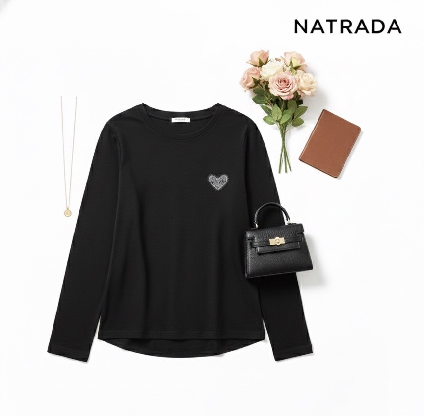 C021 ครอปแขนยาว สีดำ ลายปักเพชรหัวใจ (พร้อมส่งภายใน 24 ชม.) Black long-sleeved crop top with heart-shaped diamond embroidery (Ready to ship within 24 hours)