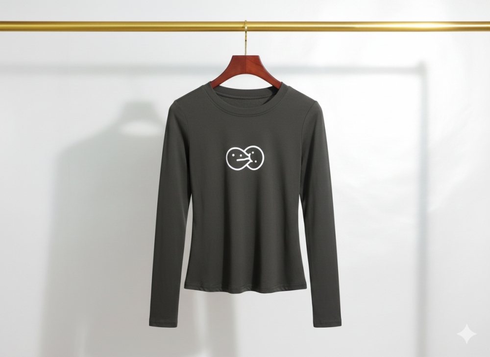C039 : ครอปแขนยาว สีดำ รัดรูป ลายสกรีนการ์ตูน  (พร้อมส่งภายใน 24 ชม.) Black long-sleeve crop top, fitted, cartoon print (ready to ship within 24 hours)