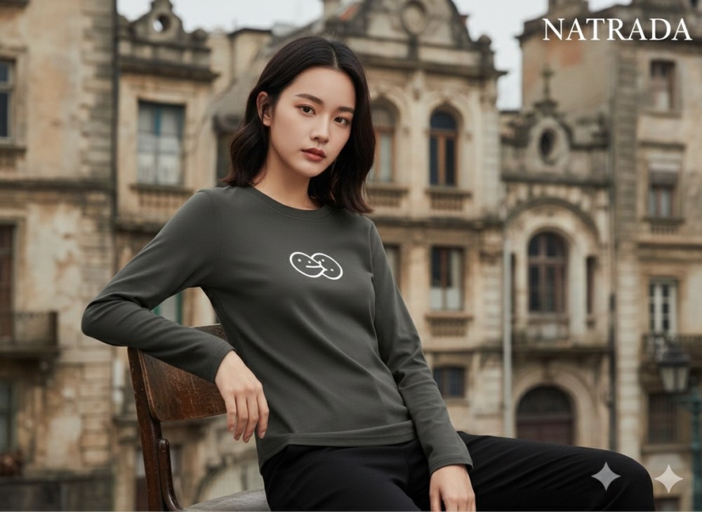 C039 : ครอปแขนยาว สีดำ รัดรูป ลายสกรีนการ์ตูน  (พร้อมส่งภายใน 24 ชม.) Black long-sleeve crop top, fitted, cartoon print (ready to ship within 24 hours)