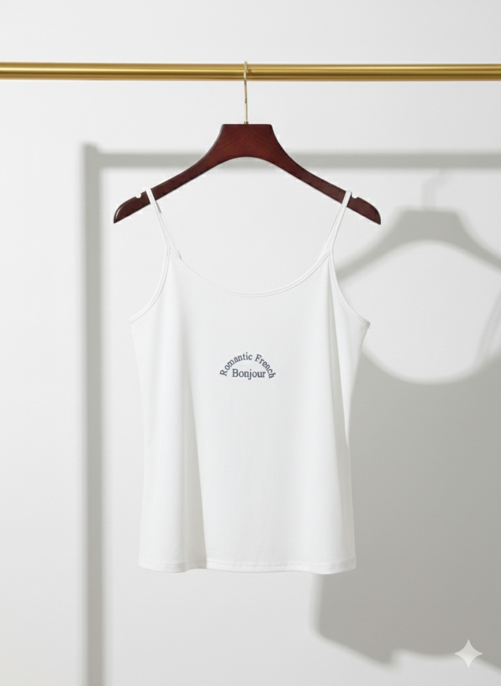 C041 : ครอปสายเดี่ยว สีขาว ลายสกรีนฟ้อนต์  (พร้อมส่งภายใน 24 ชม.) White spaghetti strap crop top with printed font design (ready to ship within 24 hours)