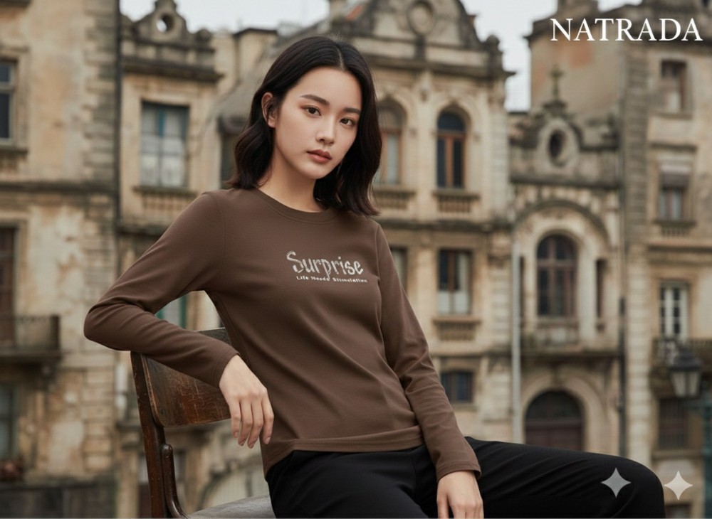 C049 : ครอปแขนยาว สีน้ำตาล รัดรูป ลายสกรีนฟ้อนต์  (พร้อมส่งภายใน 24 ชม.) Brown long-sleeve crop top, fitted, with printed font design (ready to ship within 24 hours)