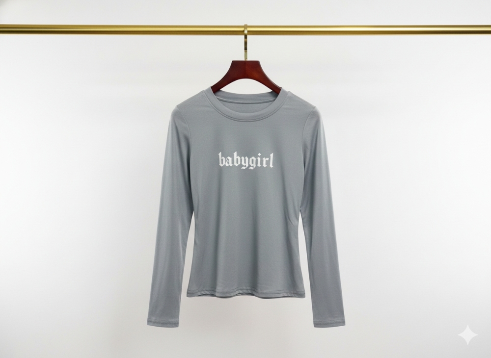 C048 : ครอปแขนยาว สีเทา รัดรูป ลายสกรีนฟ้อนต์  (พร้อมส่งภายใน 24 ชม.) Gray long-sleeve crop top, fitted, with printed font design (ready to ship within 24 hours)