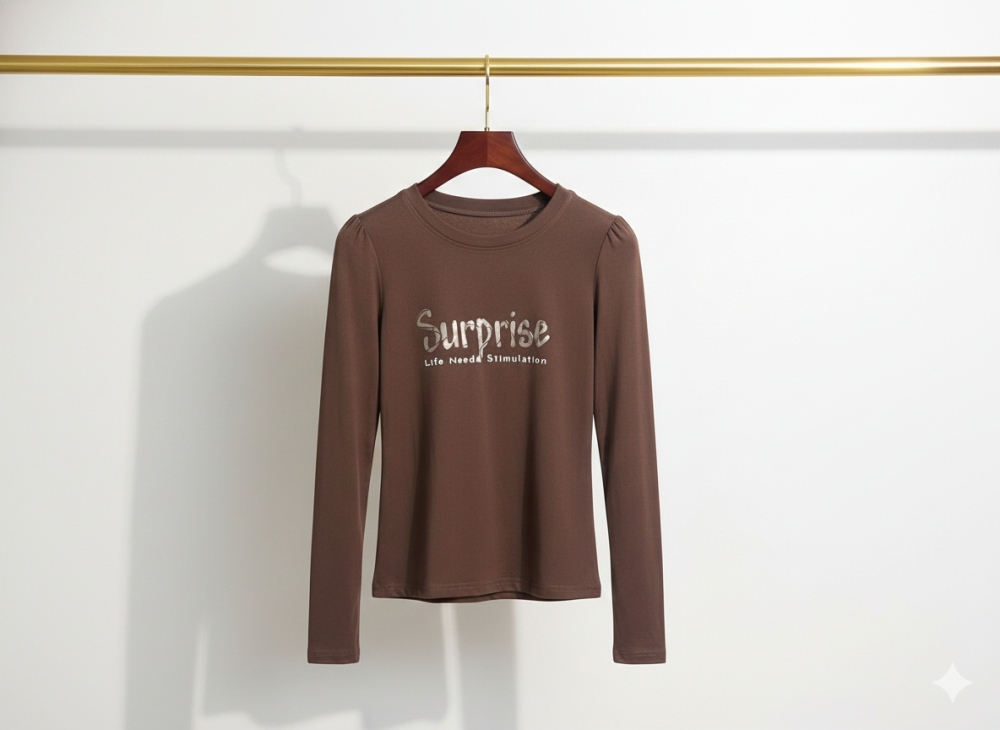 C049 : ครอปแขนยาว สีน้ำตาล รัดรูป ลายสกรีนฟ้อนต์  (พร้อมส่งภายใน 24 ชม.) Brown long-sleeve crop top, fitted, with printed font design (ready to ship within 24 hours)