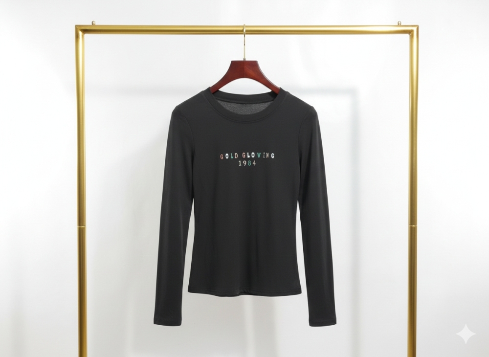 C042 : ครอปแขนยาว สีดำ รัดรูป ลายสกรีนฟ้อนต์  (พร้อมส่งภายใน 24 ชม.) Long-sleeve black crop top, fitted, with printed font design (ready to ship within 24 hours)