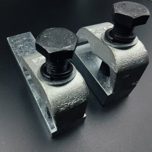 Firmly fixed without loosening, easy to install, protects pipelines.