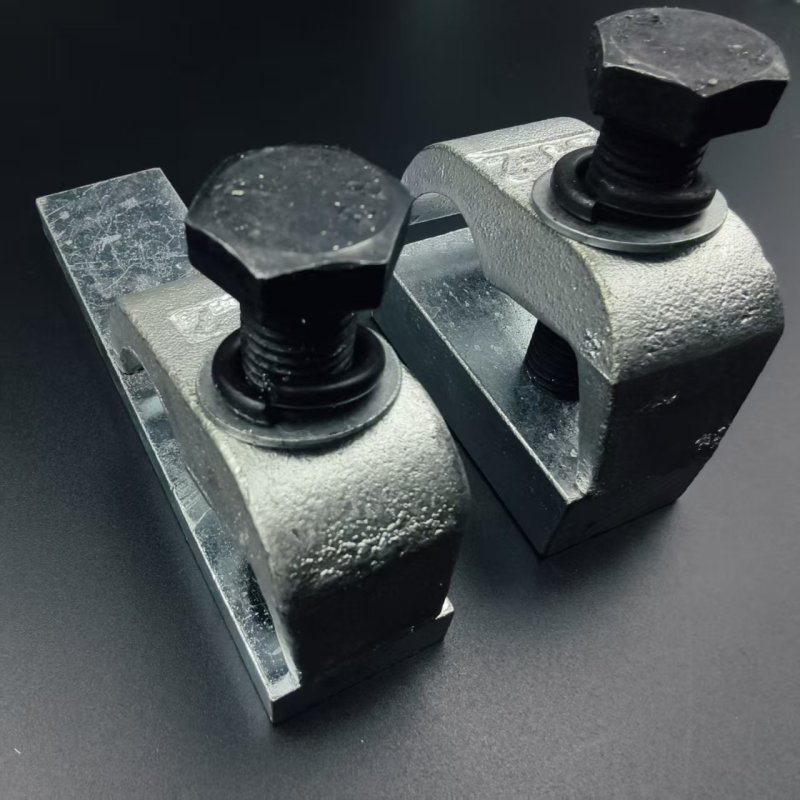 Firmly fixed without loosening, easy to install, protects pipelines.