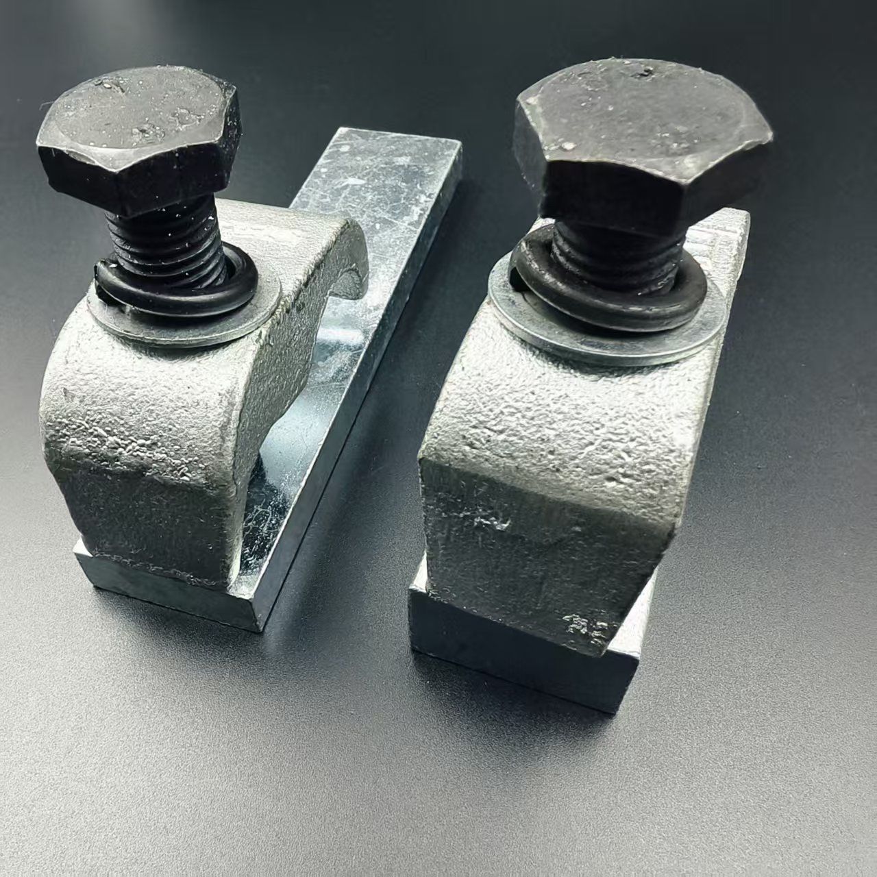 Firmly fixed without loosening, easy to install, protects pipelines.