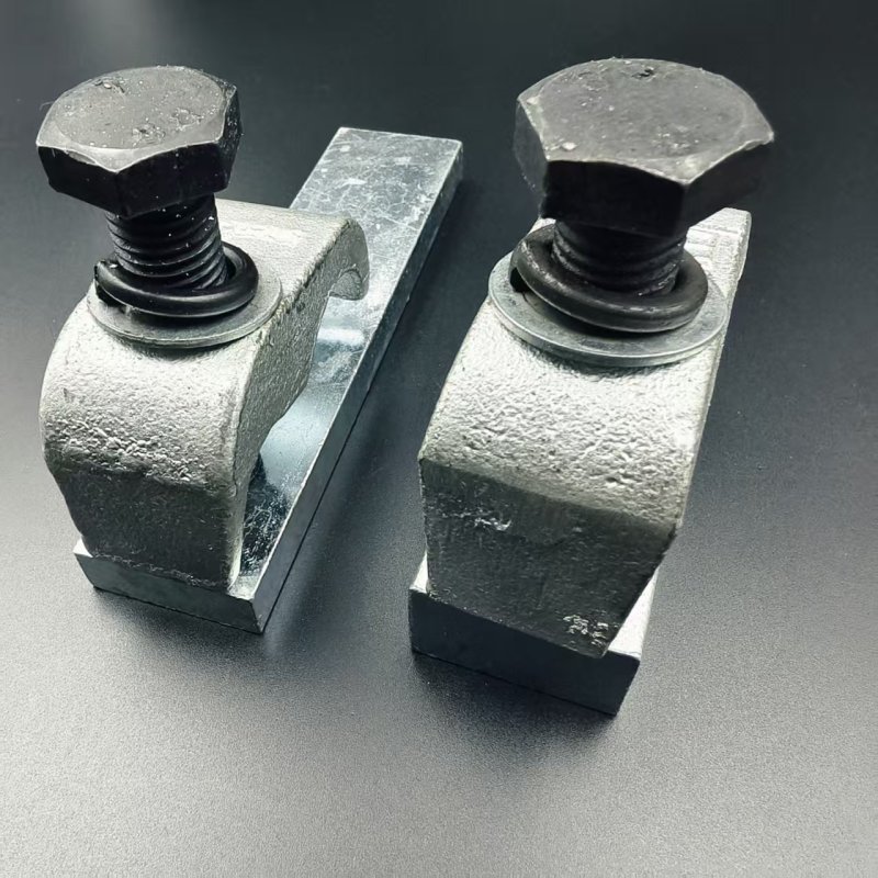 Firmly fixed without loosening, easy to install, protects pipelines.