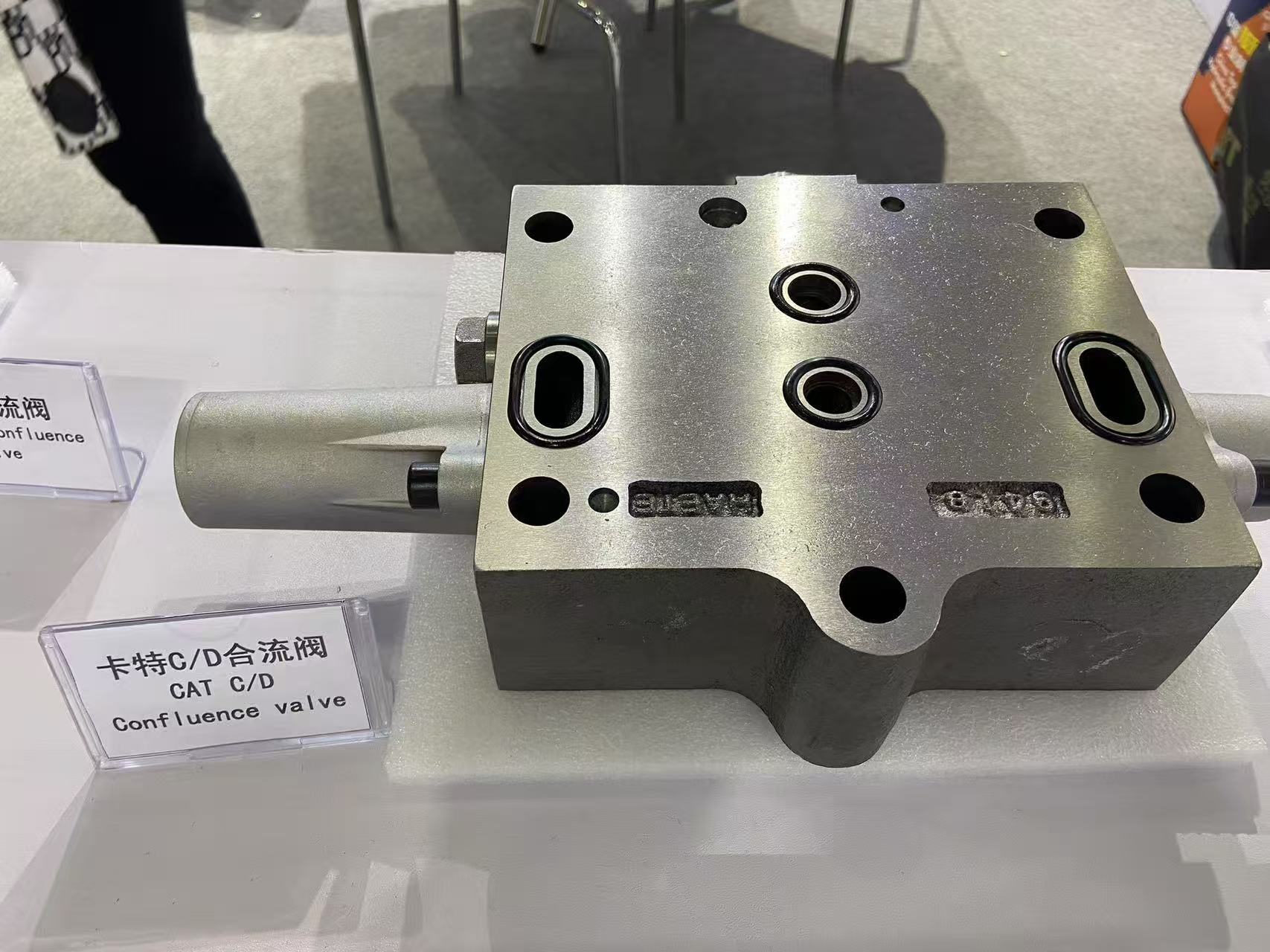 Backhoe Loader Excavator Attachments Flow Divider Flow Valve Hydraulic Control Valve for Rock Breaker Hammer
