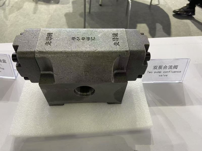 Backhoe Loader Excavator Attachments Flow Divider Flow Valve Hydraulic Control Valve for Rock Breaker Hammer