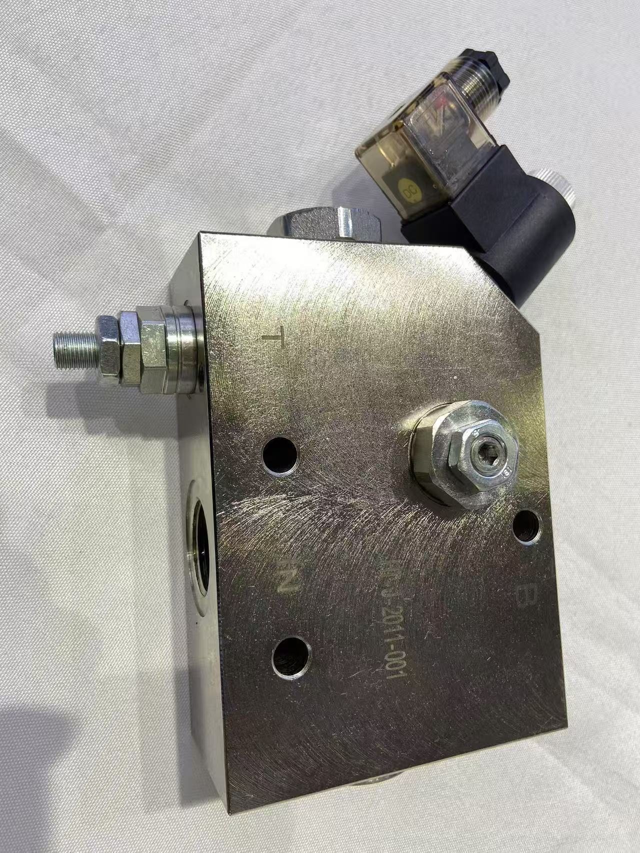 Backhoe Loader Excavator Attachments Flow Divider Flow Valve Hydraulic Control Valve for Rock Breaker Hammer