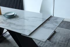 Extendable dining table
